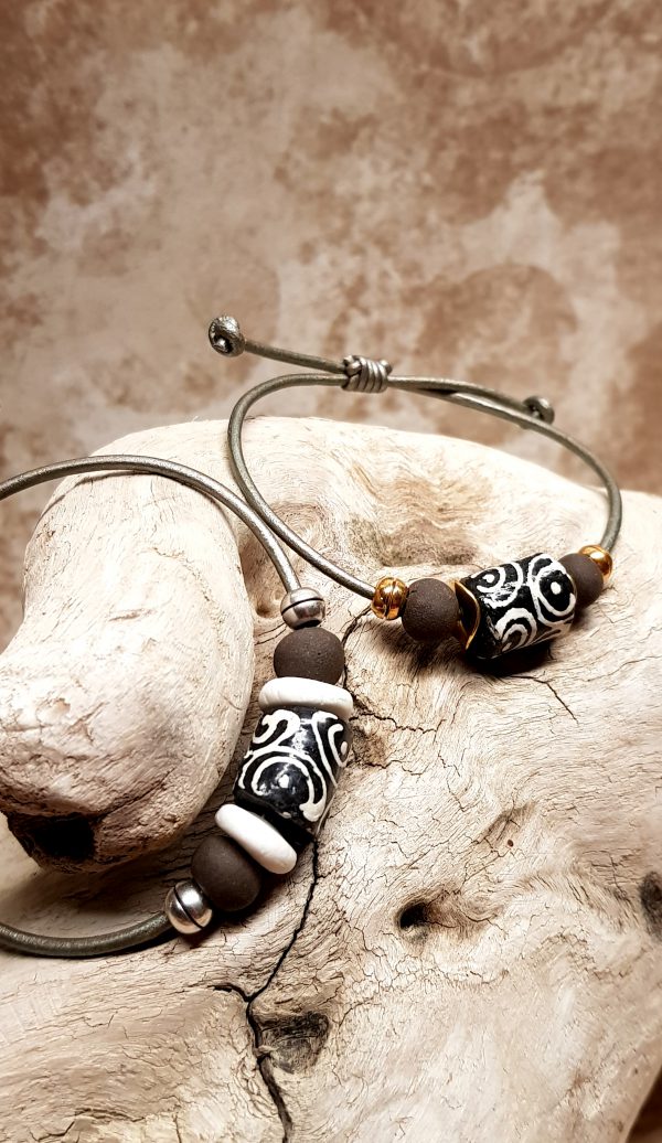 Pulsera de cuero patinado en plata KIORA. Nudo corredizo y cuentas de porcelana con cristal africano. Colección TIERRA.