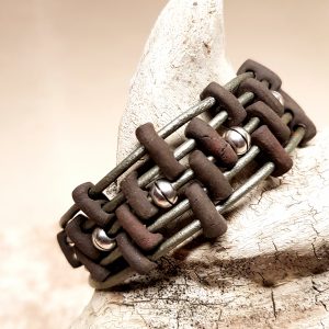 Pulsera SAMOA de cuero patinado con cuentas de porcelana chocolate. Colección TIERRA.