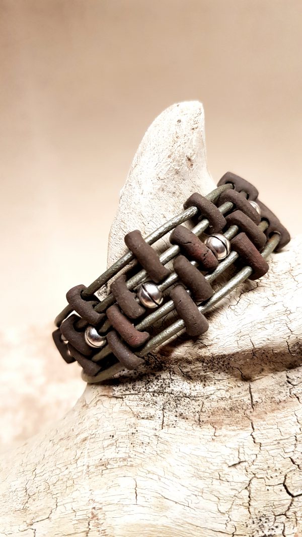 Pulsera SAMOA de cuero patinado con cuentas de porcelana chocolate. Colección TIERRA.